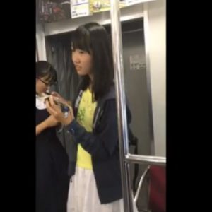 危険！JC1年生のピンクパンツをめくり＆フラッシュ手撮りで盗撮しちゃう鬼畜撮り師