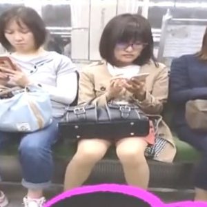 《盗撮動画》電車で見つけた大人しそうなメガネOLのエッチな股間にズームイン撮影ｗｗ