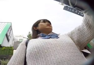 ガチ危険行為！パンチラ盗撮した美少女JKに声掛けしてフロントにカメラをねじ込む盗撮魔の犯行