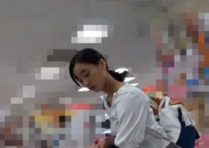 ご丁寧に顔のワイプ付きで盗撮したパンチラ動画を晒される私服JCちゃんたち・・・