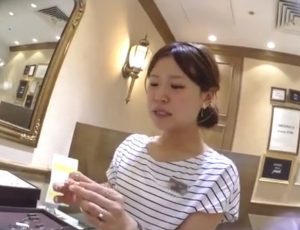 《盗撮動画》ジュエリーショップの美人店員さん、逆さHERO氏の接客フロント撮りの餌食となる