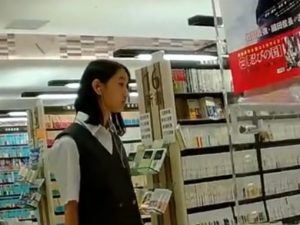 《盗撮動画》マジで美少女な制服JKが純白パンチラ逆さ撮りされててガチでシコいんだがｗｗｗ