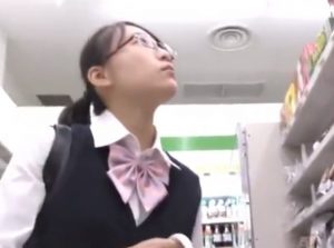 《盗撮動画》処女確定の陰キャメガネJCなのに結構エロいパンツ穿いちゃってる奴ｗｗｗ