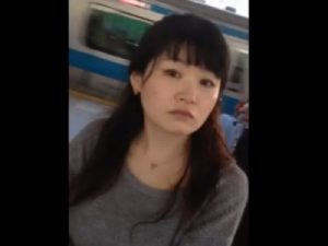 《盗撮動画》美人OLに睨まれちゃってんのにスカートめくりでパンチラ盗撮しちゃう奴ｗｗｗ
