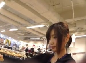 《盗撮動画》SSS級に美人なこのショップ店員がしゃがみパンチラまで盗撮されているという事実・・・