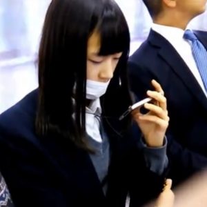 《盗撮動画》このJKが通学中に連日スカートめくりでパンチラ盗撮されているという事実