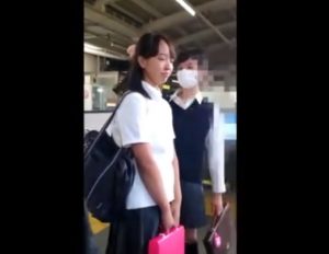 《盗撮動画》JC！？下校中の制服美少女のスカートめくってがっつりパンチラ盗撮しちゃう変態・・・