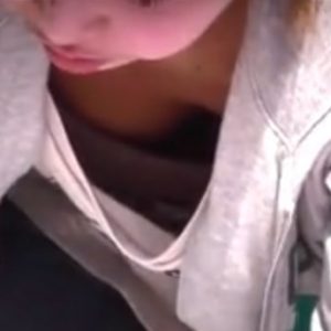 《盗撮動画》子供の面倒見てる若ママちゃん、胸チラ盗撮余裕過ぎてワロタｗｗｗ