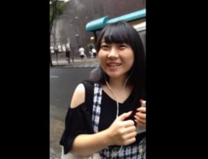 《盗撮動画》声掛けされたJDちゃん、めくり撮りで可愛すぎる縞パンを盗撮されるｗｗｗ