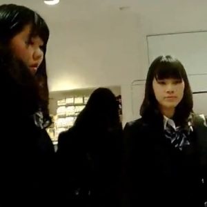 《盗撮動画》放課後の制服JKの白パン3連星。顔撮りも完璧で完全にガチだろこれ