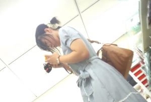 《盗撮動画》文房具店にて清楚系JDの黄色パンチラ。しゃがみ＆フロントも有り