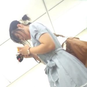 《盗撮動画》文房具店にて清楚系JDの黄色パンチラ。しゃがみ＆フロントも有り