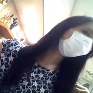 《盗撮動画》見つかりゃ即逮捕！気の強そうな黒髪美人ギャルのパンチラ逆さ撮り