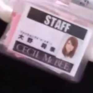 《盗撮動画》特定不可避！社員証丸見えのアパレル店員の逆さ撮りパンチラがヤバすぎた・・・