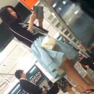 《盗撮動画》JC中●生疑惑の私服女子が純白パンチラ盗撮されてんだが・・・