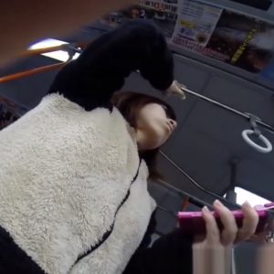 《盗撮動画》移動中のバスの車内、素人娘のパンチラ胸チラ撮り放題のパラダイスだった・・・