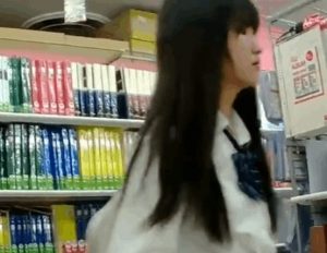 《盗撮動画》こういう中学生みたいな制服女子のパンチラ撮って回ってる奴ｗｗｗ