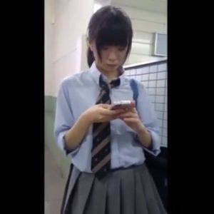 《盗撮動画》期間限定で配布されたプレミアムな美少女JKスカートめくりパンチラ動画、流出