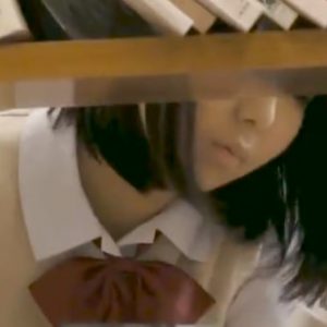 《盗撮動画》図書館で棚越しパンチラ盗撮の餌食になってるJKちゃんが可愛すぎると話題ｗｗｗ