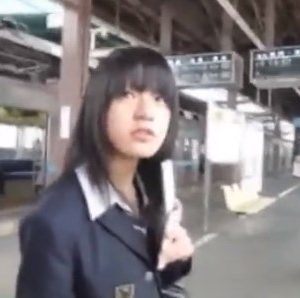 《盗撮動画》伝説の美少女JK声掛け＆スカートめくりパンチラ映像、純白Pがっつり見えててワロタ