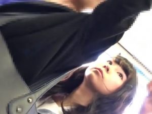 《盗撮動画》通学中の激カワJKの純白パンチラががっつり撮れたから公開するｗｗｗ