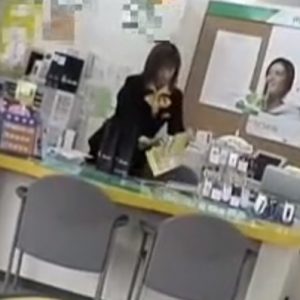 《盗撮動画》旅行代理店のこの美人な制服店員さんがパンチラ盗撮されてしまってる件