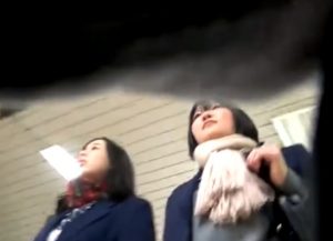 《盗撮動画》学校帰りの2人組JKのパンチラ盗撮した。めちゃくちゃ興奮した→ 動画がこちら