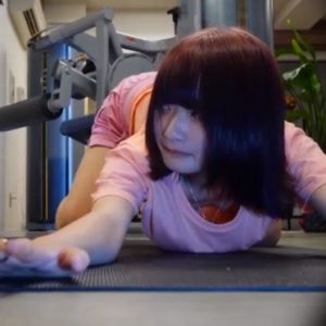 《盗撮動画》パーソナルジムで胸チラパンチラ着替え盗撮されてる美少女JKちゃんがこちら。乳首丸見えェ！