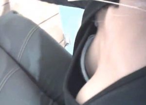 《盗撮動画》※顔出し アパレル店員さんの動きに合わせて胸チラを撮影するこの撮り師が超優秀すぎる件ｗｗｗ