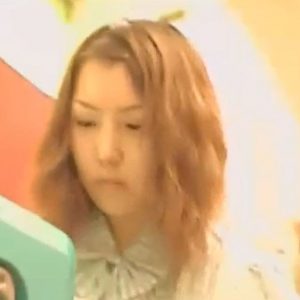 《盗撮動画》エレガとパチ屋のコーヒーレディのパンチラ逆さ撮りする超有能な男が登場してしまうｗ