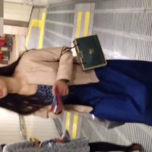 《盗撮動画》こういう気の強そうな美女のパンチらって興奮するよな？しかもスカートめくりｗｗ