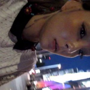 《盗撮動画》極上美人なキャバ嬢に声掛け&スカートめくりを敢行する無敵の人、Tバックパンチラの盗撮に成功ｗ