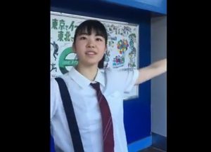 《盗撮動画》通学中のS級美少女JKに電車で粘着&逆さ撮りパンチラ