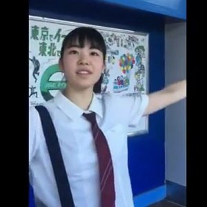 《盗撮動画》不審者の声掛けに対応する心優しき美少女JKを裏切るスカートめくりパンチラ