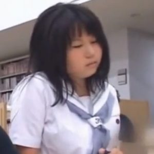 《痴漢動画》図書室で痴漢被害にあったJKちゃん、最初は嫌がっていたのに徐々に感じ始めてしまう