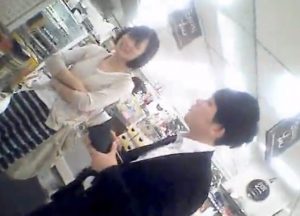 《盗撮動画》デパートで美人なお姉さんのパンチラ撮り放題する7分間の逆さ撮り動画をご覧ください