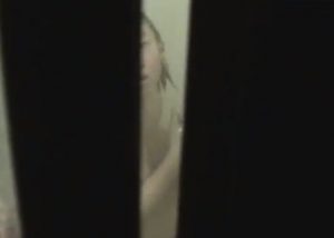 《盗撮動画》お風呂覗き中に”盗撮バレ”しまくりの覗き撮りが怖すぎてワロエナイ・・・