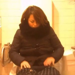 《盗撮動画》危険すぎる店内女子トイレ盗撮。険しい表情で用を足す黒パンスト女子