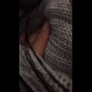 《本物痴漢動画》満員電車でおっぱい揉まれまくっても抵抗できない気弱な女さんが発見される