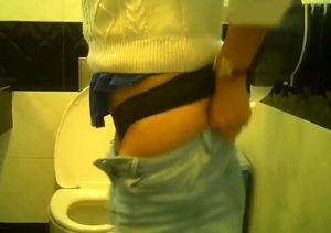 《盗撮動画》店内トイレで隠し撮りされたティーン女子ちゃん、ネットに晒されてしまう・・・