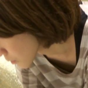 《盗撮動画》美人なお姉さんの本物胸チラ盗撮。店でしゃがみ込んで隙間を覗かれる女子たち