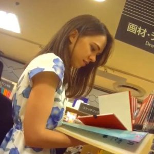 《盗撮動画》文房具店でパンチラ盗撮されてる美人JDが可愛すぎて毎日シコってるんだがｗ しかも純白レースP