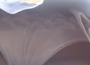 《盗撮動画》チアリーダーの純白アンスコをド接写盗撮する猛者現る。ちょっとだけハミパンしててワロタ