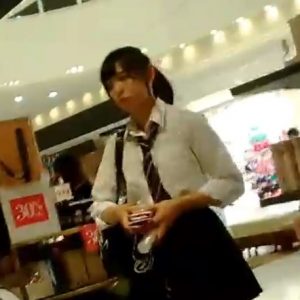 《盗撮動画》放課後の美少女JKの純白パンチラ3連発！昔は良かった！本物逆さ撮り動画