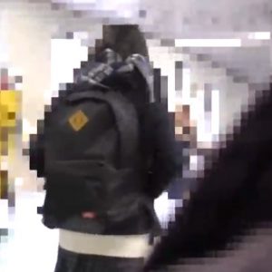 《痴漢動画》学校帰りにストーキングされてる美少女JKちゃんが電車で痴漢されるまでの一部始終がこちら