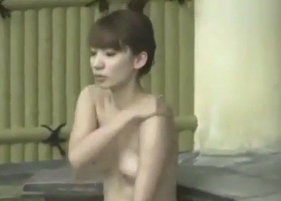 《盗撮動画》露天風呂でがっつり15分も裸体を覗き撮りされてるピンク乳首の美乳ギャルちゃん