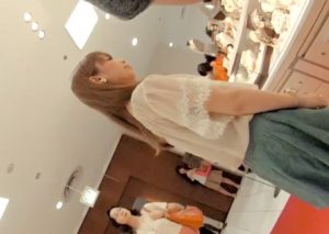 《盗撮動画》超美人なアクセサリーショップの店員ちゃんが生パンチラ盗撮されてしまってる件