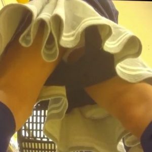 《盗撮動画》スカパンの隙間から純白綿パンツが丸見えのJC中●生ちゃん、逆さ撮りの対象になってしまう・・・