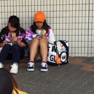 《盗撮動画》ライブ会場近くでおすわりJKの白パンツ見放題のボーナスタイムがこちらｗｗｗ