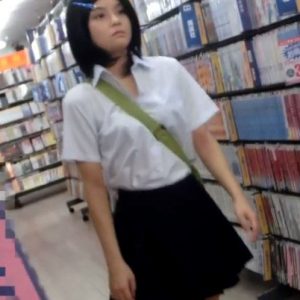 《盗撮動画》「マン肉ハミ出しかけてますけど？」レンタル店でニーハイJKの際どすぎるしゃがみパンチラ